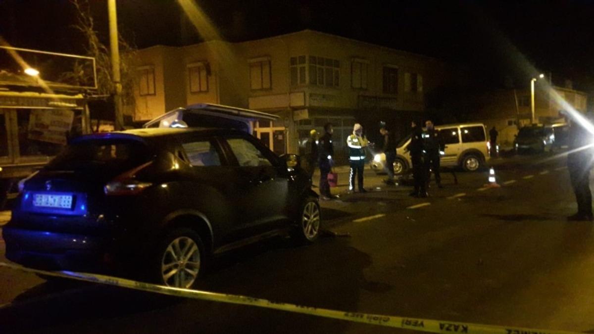 Kısıtlama saatlerinde feci kaza: Minib&uuml;ste sıkışan kadını itfaiye kurtardı