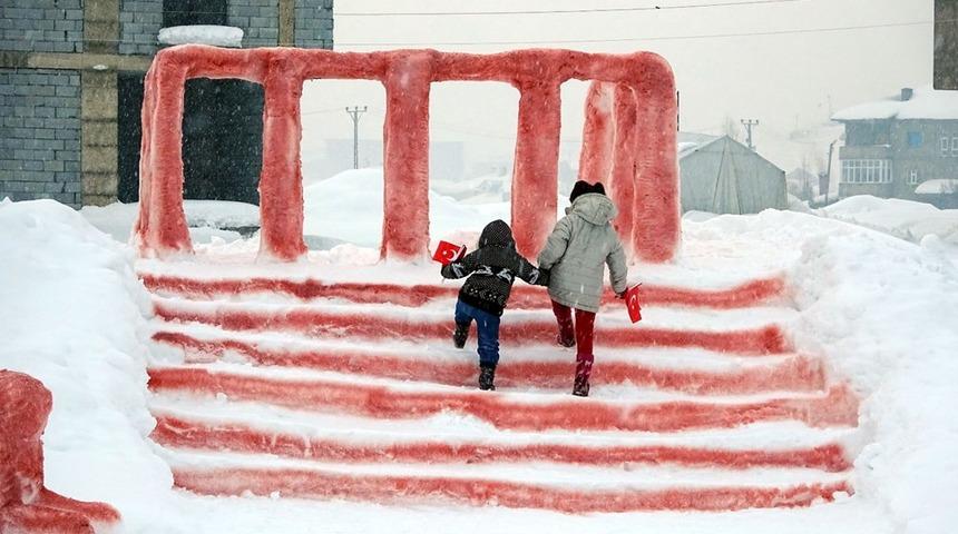 Bakan Akar, Anıtkabir'i görmek isteyen Hira'yı Ankara'ya davet etti