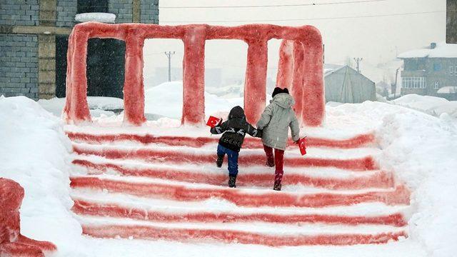 Bakan Akar, Anıtkabir'i görmek isteyen Hira'yı Ankara'ya davet etti