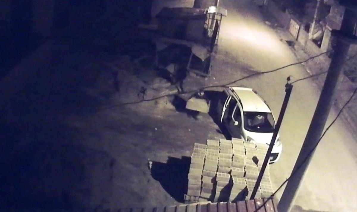 Aracın plakasını &ccedil;amurla kapatan hırsızlar yakayı ele verdi