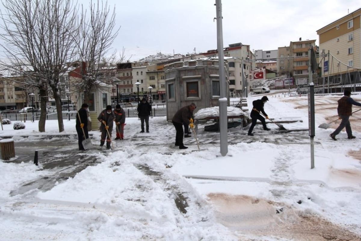 Bayburt ve Erzincan&rsquo;da belediye ekiplerinden kar mesaisi