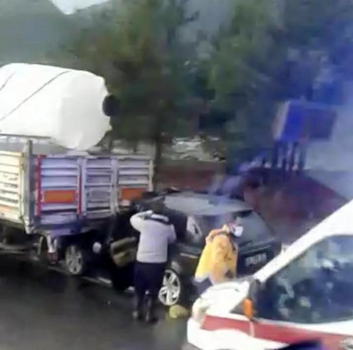 L&uuml;ks cip tıra arkadan &ccedil;arptı: 2 ağır yaralı