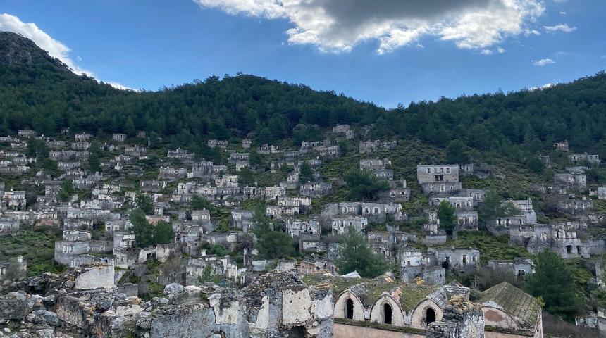 Pandemiye rağmen turistler akın ediyor: 'Hayalet köy' hayran bırakıyor
