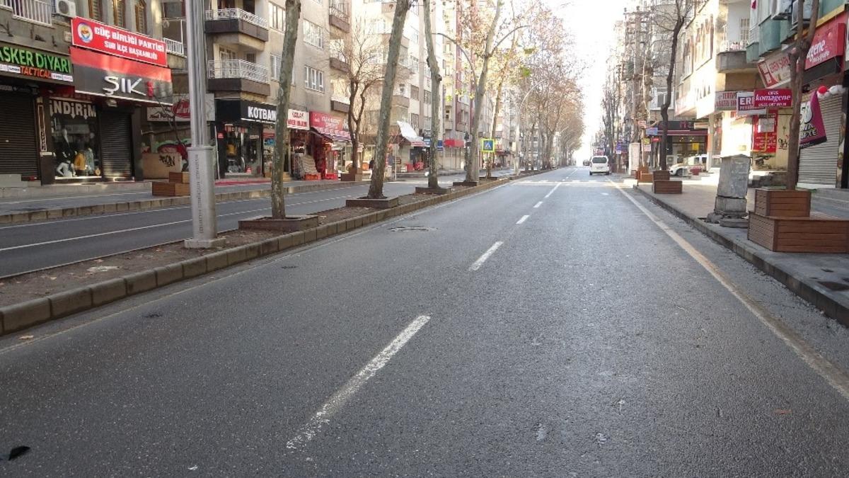 Kısıtlamanın ilk g&uuml;n&uuml;nde Diyarbakır sessizliğe b&uuml;r&uuml;nd&uuml;
