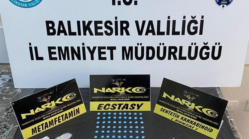 Balıkesir&rsquo;de uyuşturucu operasyonu: 4 ş&uuml;pheliden 2&rsquo;si tutuklandı