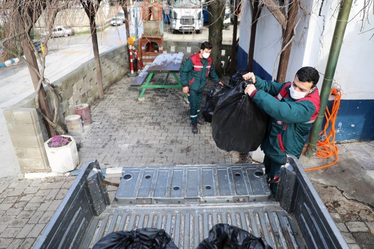 Pazar atıkları yaban hayvanlarına yem oluyor