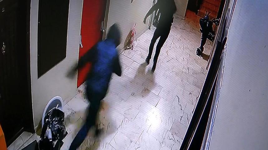 Evinin kapısını açtı, hırsızla göz göze geldi