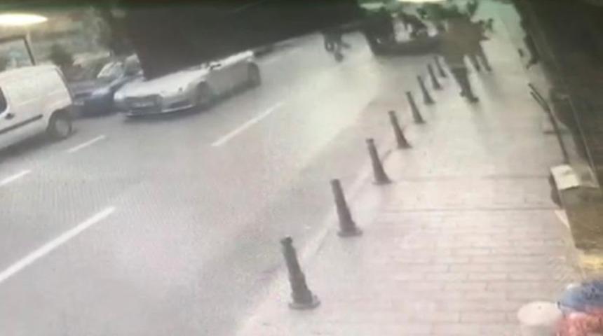 Motosikletlinin vatandaşa &ccedil;arpması kamerada