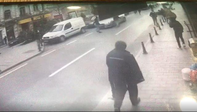 Koşarak karşıya ge&ccedil;meye &ccedil;alıştı motosikletliye &ccedil;arptı 1