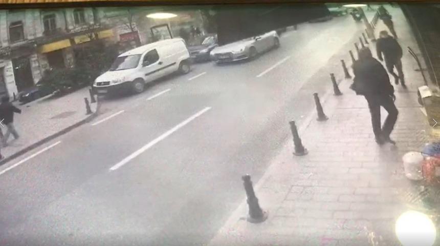 Koşarak karşıya ge&ccedil;meye &ccedil;alıştı motosikletliye &ccedil;arptı