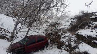 Sivas'ta devrilen otomobildeki 4 kişi yaralandı