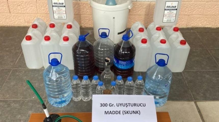 İzmir&rsquo;de ka&ccedil;ak i&ccedil;ki ve uyuşturucu operasyonu