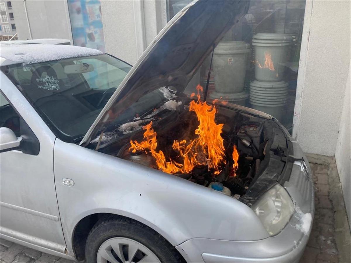 Sivas'ta park halindeki otomobilde &ccedil;ıkan yangını itfaiye ekipleri s&ouml;nd&uuml;rd&uuml;