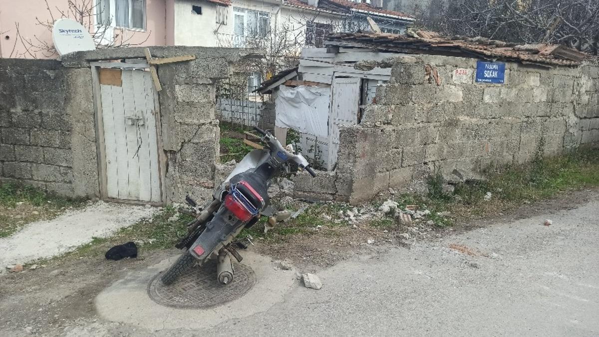 Polisin &rsquo;dur&rsquo; ihtarına uymayan motosiklet s&uuml;r&uuml;c&uuml;s&uuml; duvara &ccedil;arptı