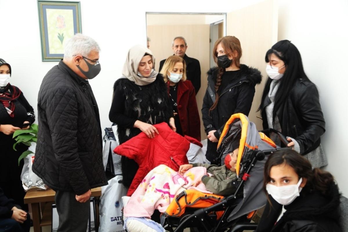 İhtiya&ccedil; sahibi &ccedil;ocukların y&uuml;z&uuml; g&uuml;ld&uuml;