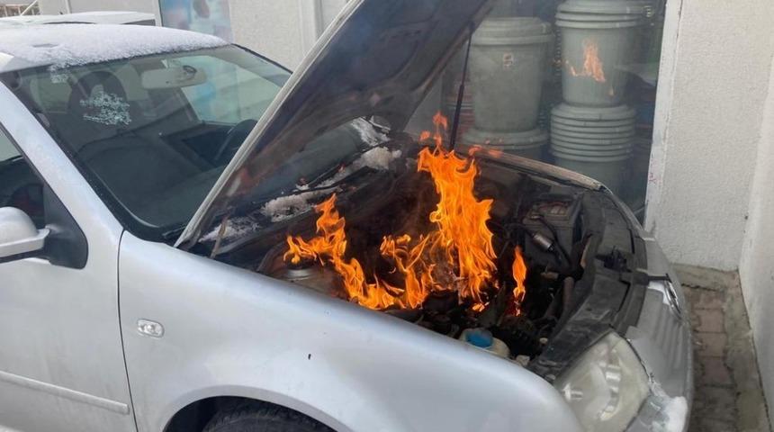 Otomobilin motor kısmı alev aldı