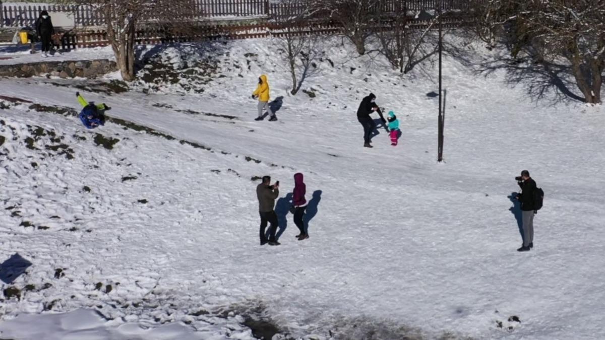 Kızağıyla donmuş g&ouml;le hızla giden &ccedil;ocuğu muhabir son anda kurtardı