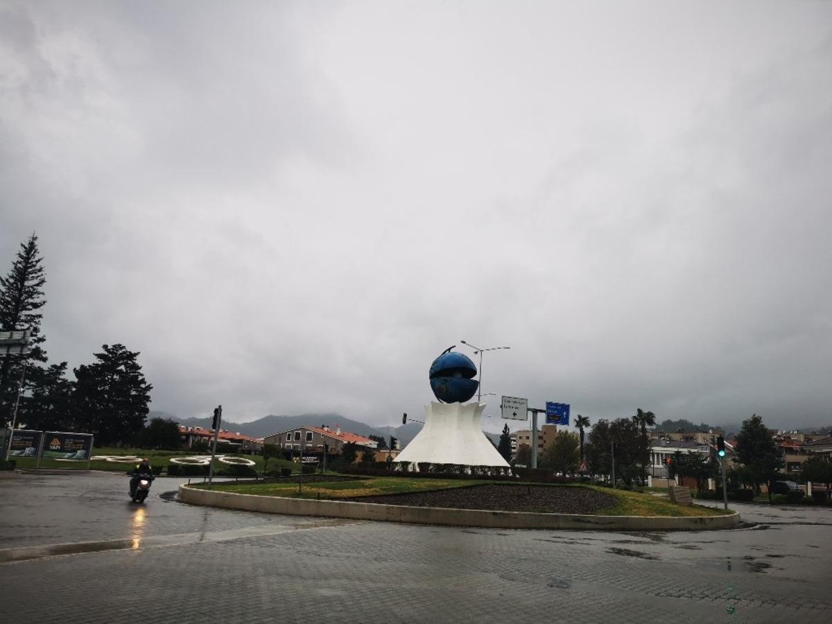 Marmaris&rsquo;te denizin rengi değişti