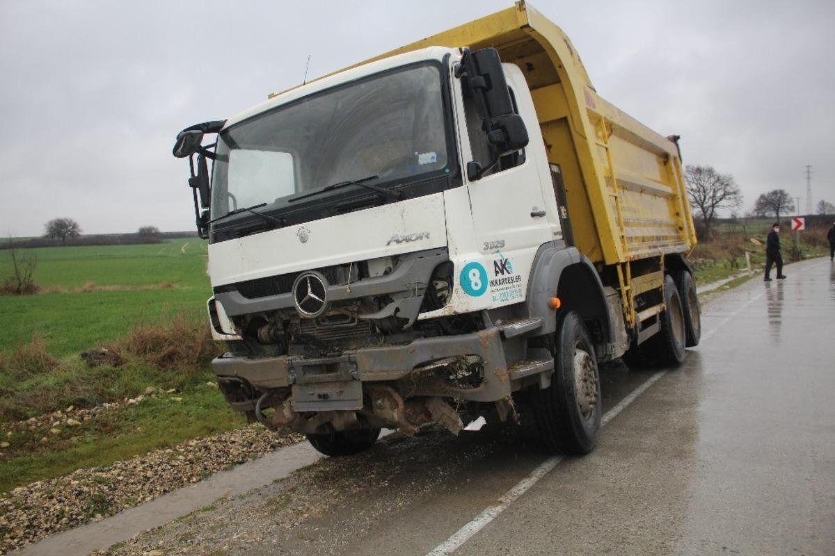 Hafriyat kamyonu yoldan &ccedil;ıktı: 1 yaralı