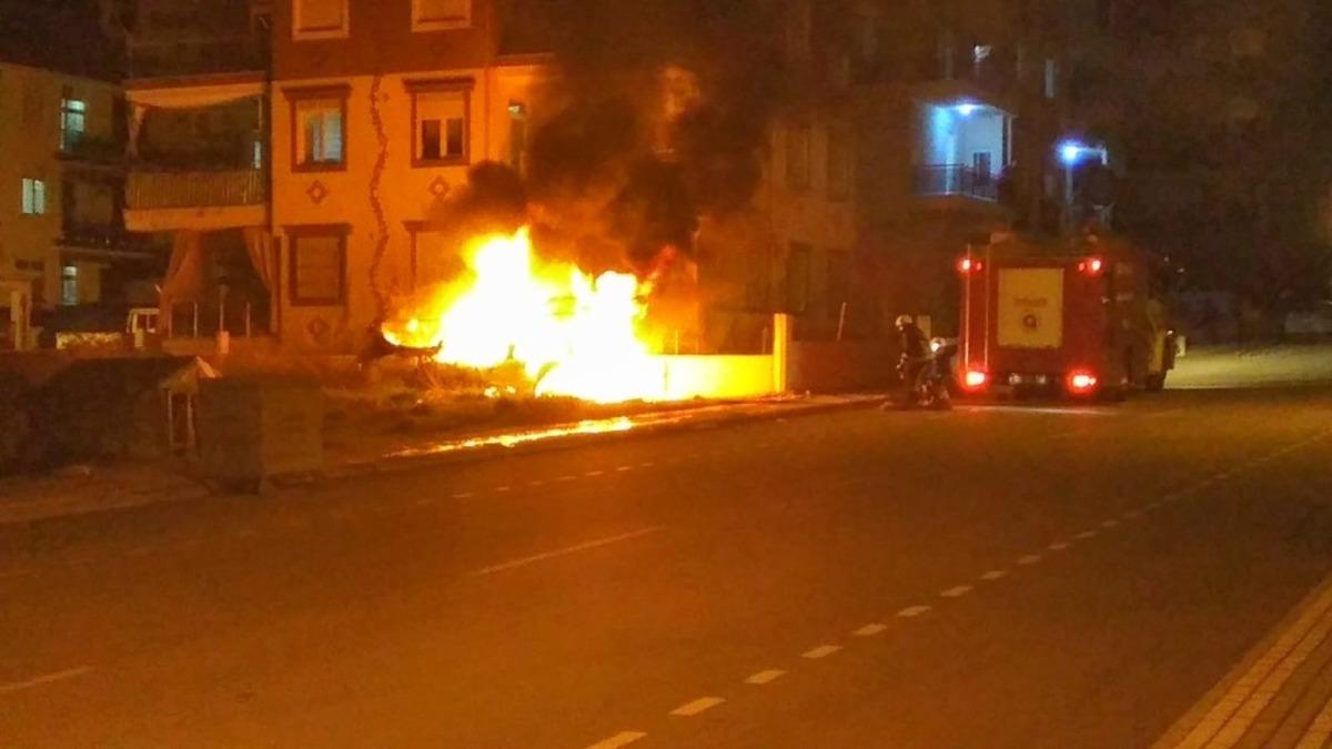 Park ettiği ara&ccedil; yarım saat sonra kundaklandı, alev alev yanan ara&ccedil; k&uuml;l oldu