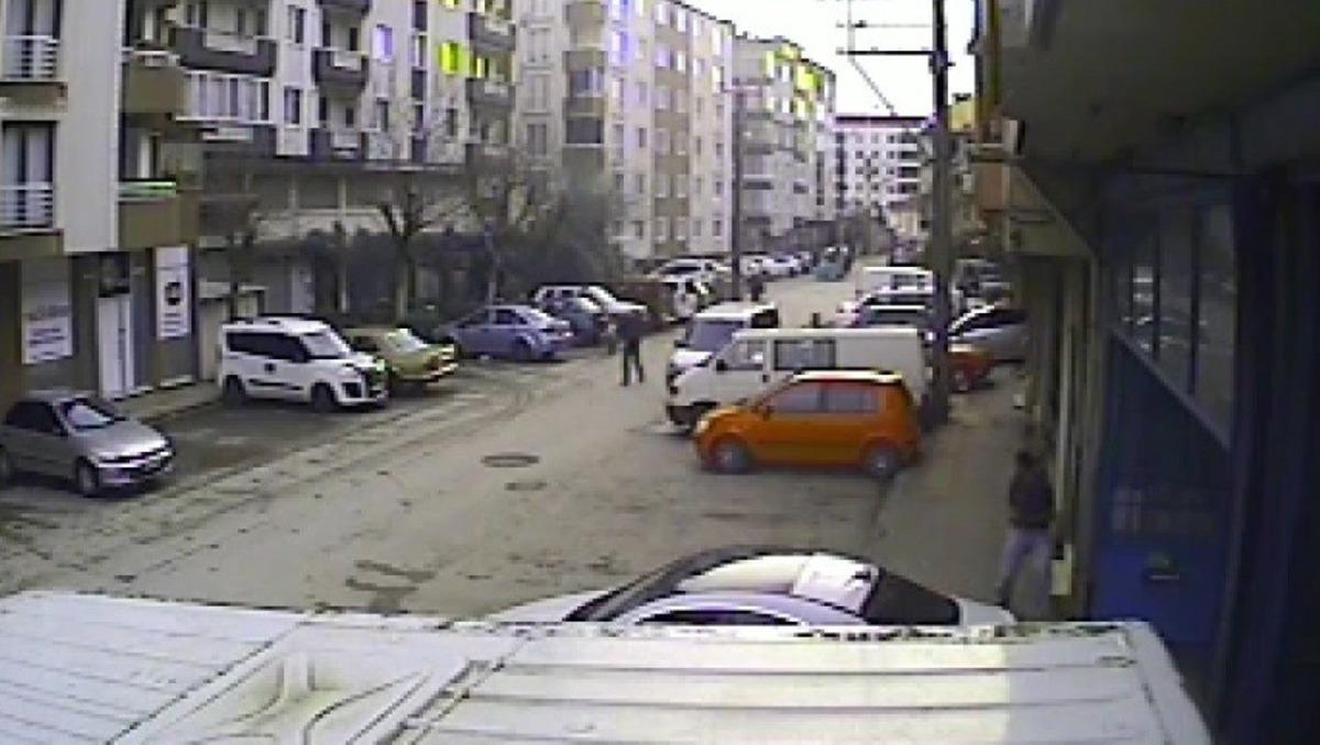 Polislere saldırı d&uuml;zenledi o anlar g&uuml;venlik kamerasına yansıdı
