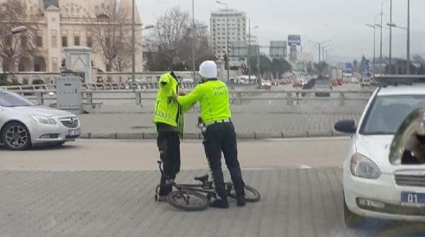Trafik polisinden yürekleri ısıtan davranış! Üşüyen çocuğa montunu verdi
