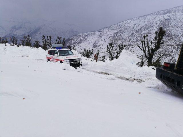 Üzerine sıcak su dökülen çocuk, karla kaplı yolda sırtta taşınarak ambulansa ulaştırıldı