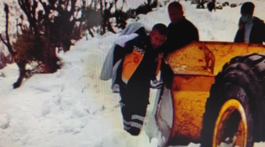 Üzerine sıcak su dökülen çocuk, karla kaplı yolda sırtta taşınarak ambulansa ulaştırıldı