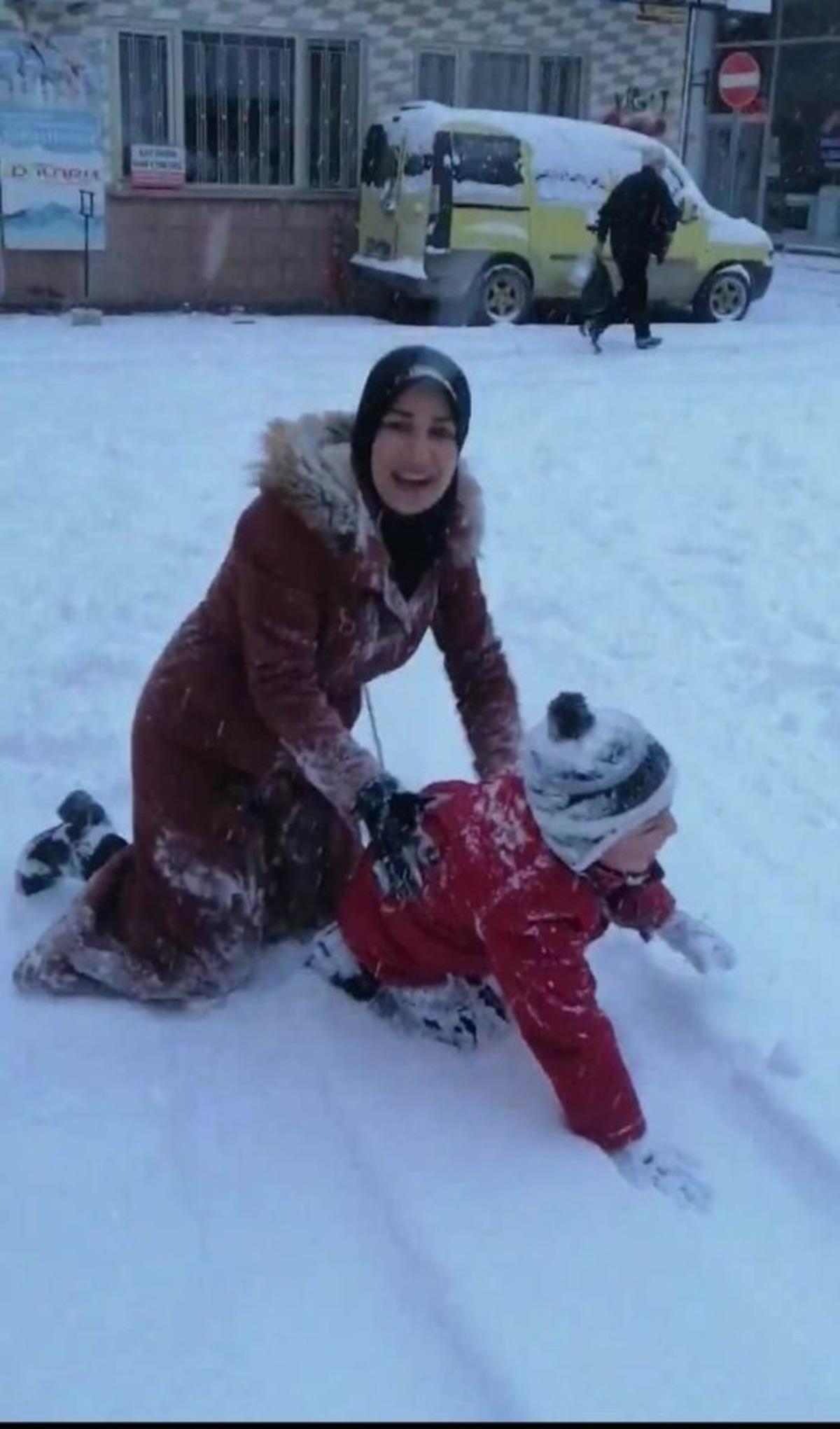 Karın keyfini &ccedil;ocuklar s&uuml;rd&uuml;