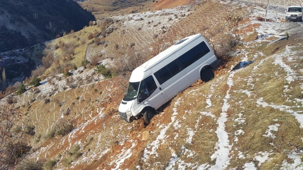 Siirt&rsquo;te minib&uuml;s şarampole yuvarlandı: 11 yaralı