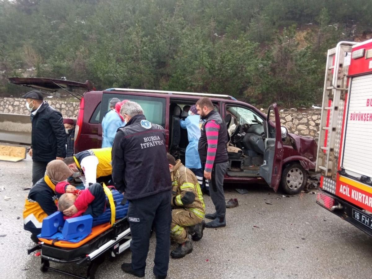 (&Ouml;zel) Bursa&rsquo;da yağışla gelen kazada can pazarı: 10 yaralı