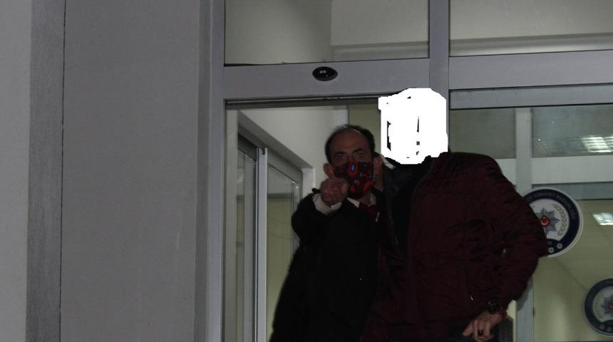 G&ouml;zaltına alınan muhtar gazetecilere akıl almaz hareket