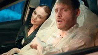 Kerem Bürsin gelinlik giydi! 'Erkek, kadının üzerinde değildir'