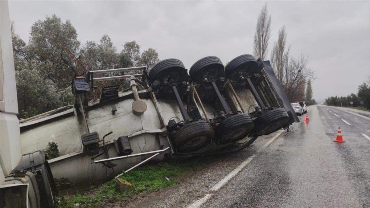 Tanker yağışlı yolda kayarak devrildi