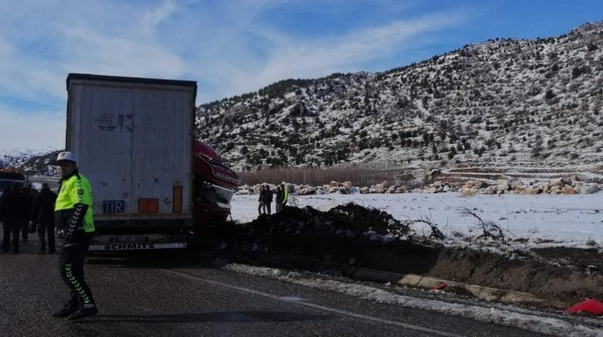 Tır kayarak yoldan &ccedil;ıktı
