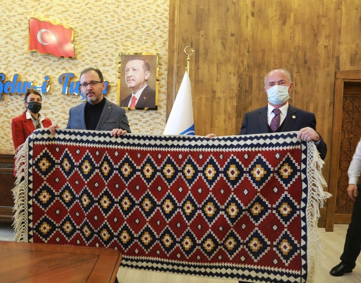 Bakan Kasapoğlu&rsquo;ndan Tuşba Belediyesine ziyaret