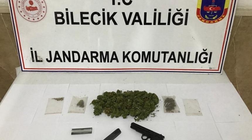 Dedesini &ouml;ld&uuml;rme su&ccedil;undan tutuklanan şahsın evinden uyuşturucu madde &ccedil;ıktı