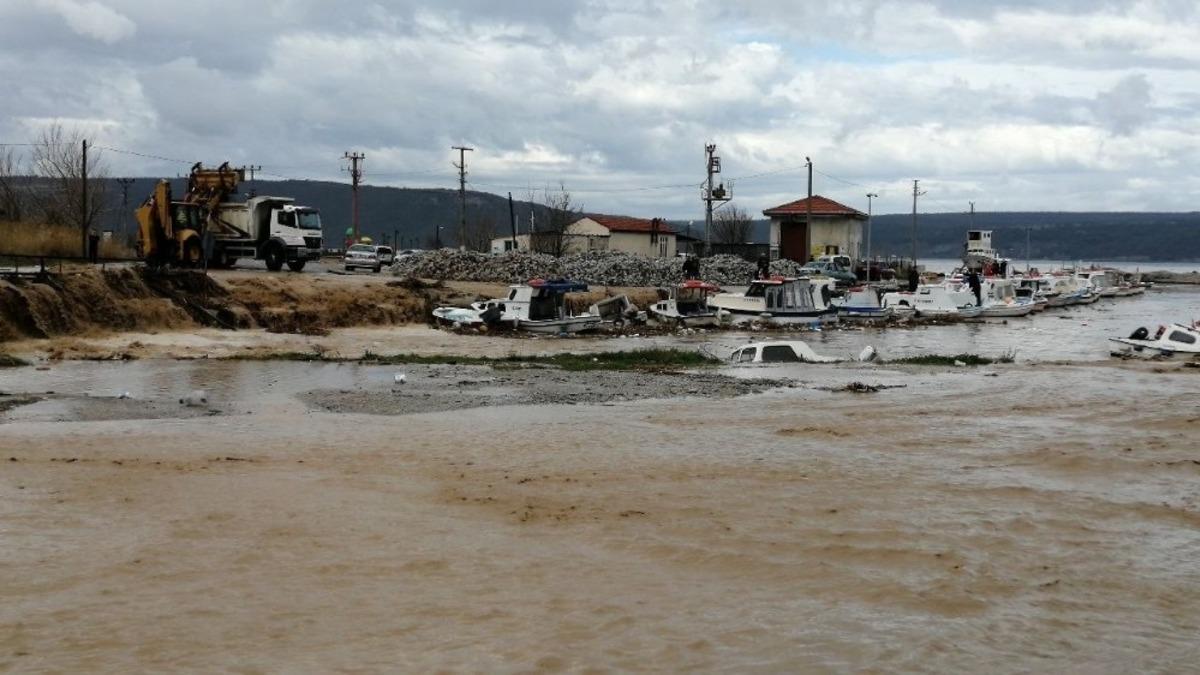 &Ccedil;anakkale&rsquo;de Kepez deresi taştı, iki tekne battı