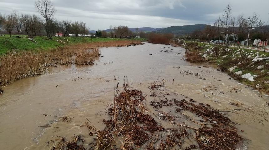 Yağışlar &ccedil;ift&ccedil;inin y&uuml;z&uuml;n&uuml; g&uuml;ld&uuml;rd&uuml;