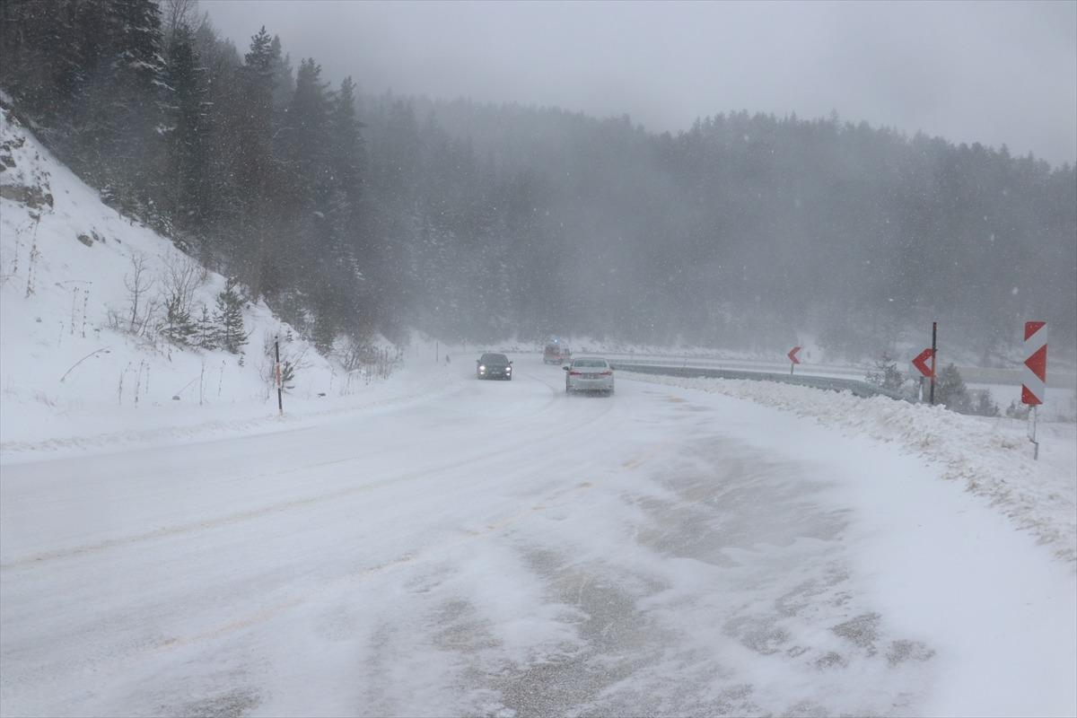 Ilgaz Dağı'nda kar yağışı ve tipi etkili oluyor