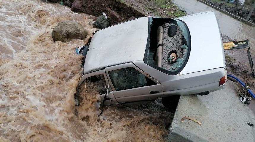 İzmir&rsquo;de park halindeki ara&ccedil; sel sularına teslim oldu