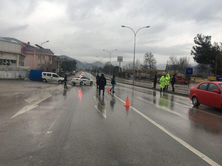 Polis ekipleri olumsuz hava şartlarına rağmen kısıtlama saatlerindeki denetimlerini aralıksız sürdürüyor G1