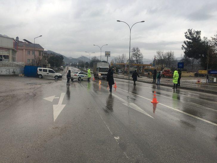 Polis ekipleri olumsuz hava şartlarına rağmen kısıtlama saatlerindeki denetimlerini aralıksız sürdürüyor G2