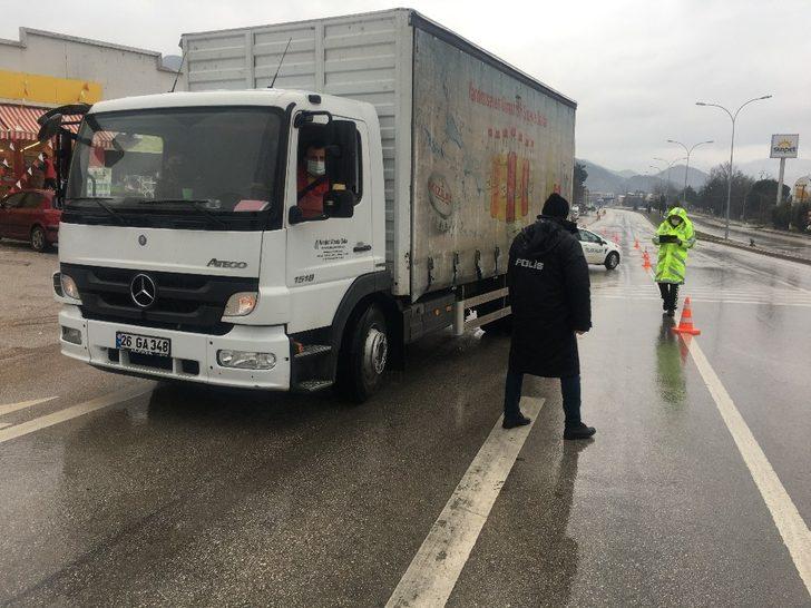 Polis ekipleri olumsuz hava şartlarına rağmen kısıtlama saatlerindeki denetimlerini aralıksız sürdürüyor G3