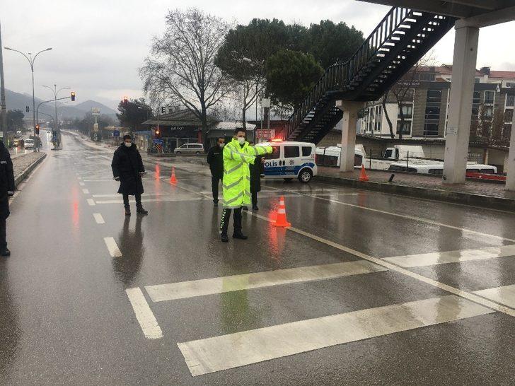 Polis ekipleri olumsuz hava şartlarına rağmen kısıtlama saatlerindeki denetimlerini aralıksız sürdürüyor G4