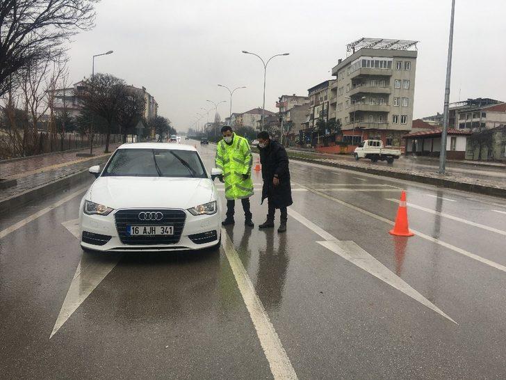 Polis ekipleri olumsuz hava şartlarına rağmen kısıtlama saatlerindeki denetimlerini aralıksız sürdürüyor G5
