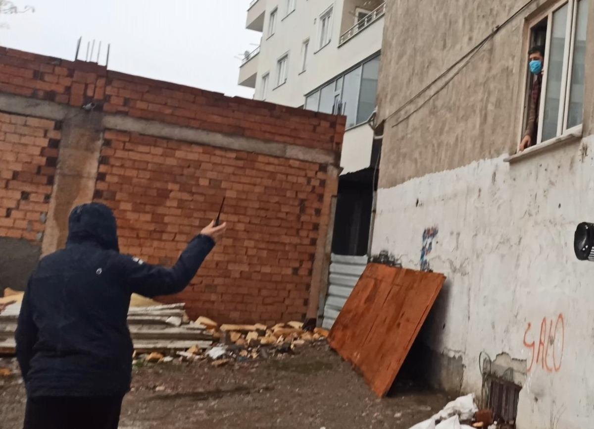 Kumar baskınında pencereden ka&ccedil;arken yakalandılar