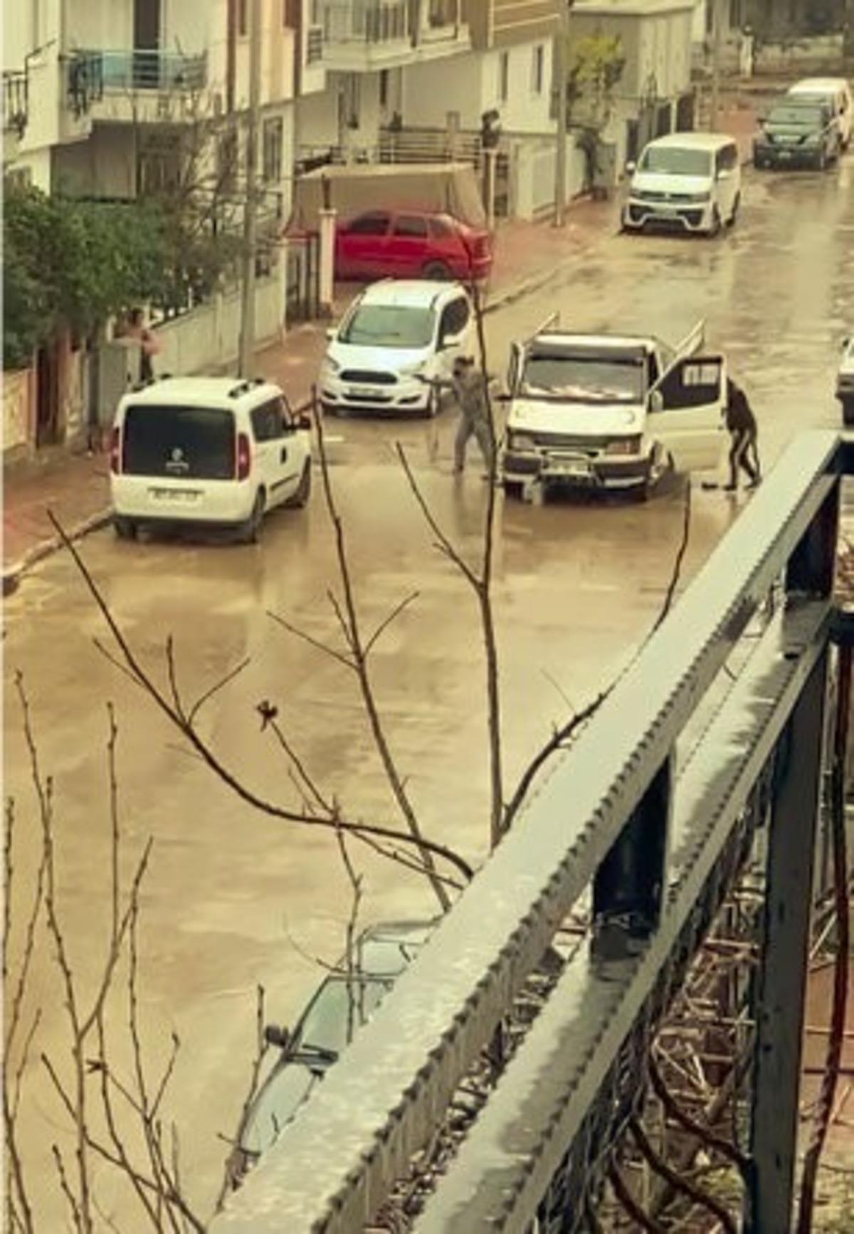 Silah tutukluk yapınca taşlarla saldırdılar: 1 yaralı