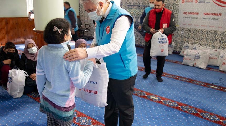 Kayseri'de 500 çocuğa kışlık elbise yardımı yapıldı