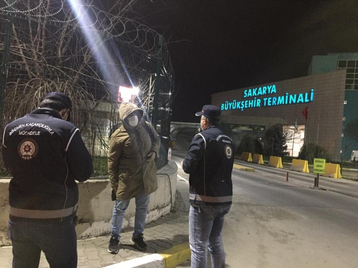 267 ekip ve 717 polis ile g&ouml;&ccedil;men ka&ccedil;ak&ccedil;ılığı uygulaması